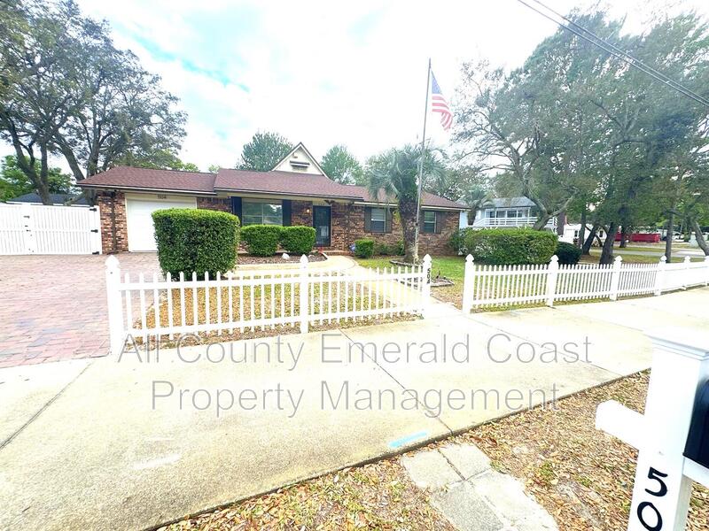 Destin House: 504 Kelly Street