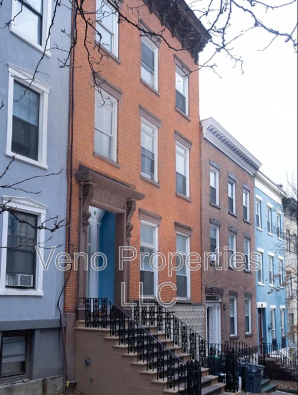 Albany House: 98 Columbia Street