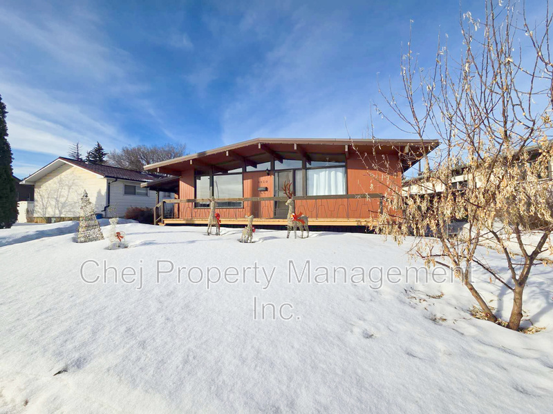 Edmonton House: 8820 Meadowlark Road Northwest