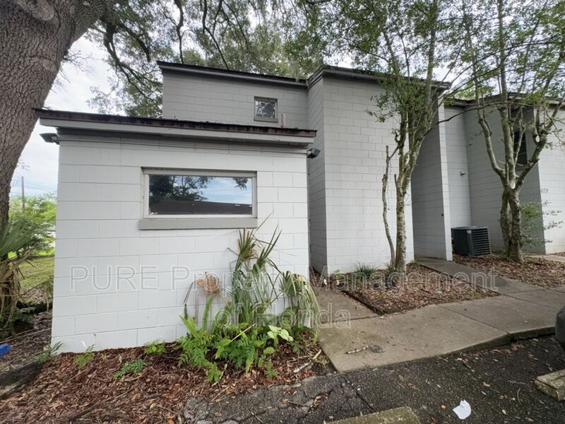 Ocala House: 627 NE 28th Avenue