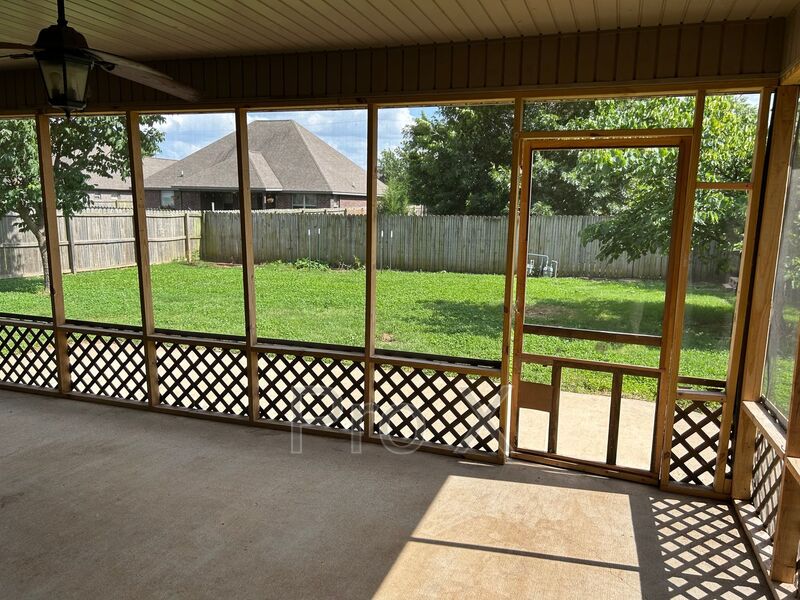 Bentonville House: 3501 SW Davinci Blvd