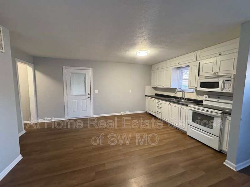 Springfield House: 1164 S Hillcrest Ave