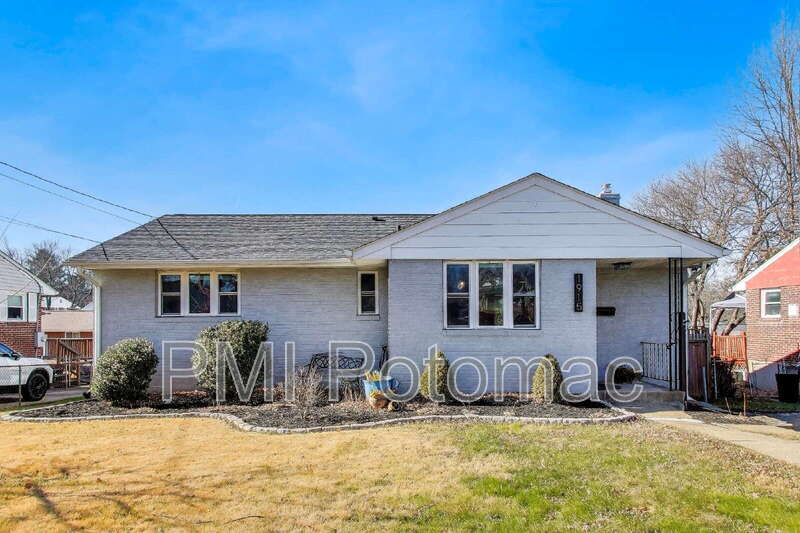 Rockville House: 1915 Henry Road