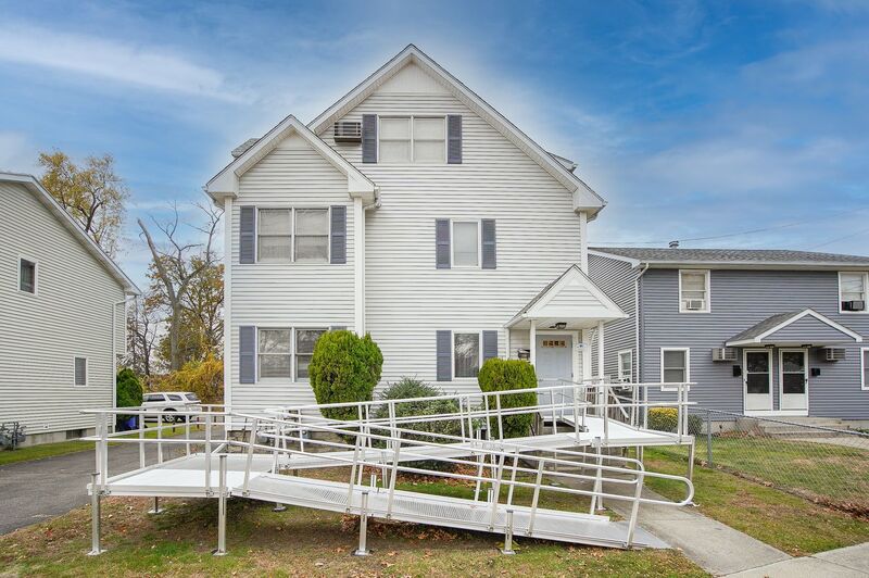 Springfield House: 888 St James Ave