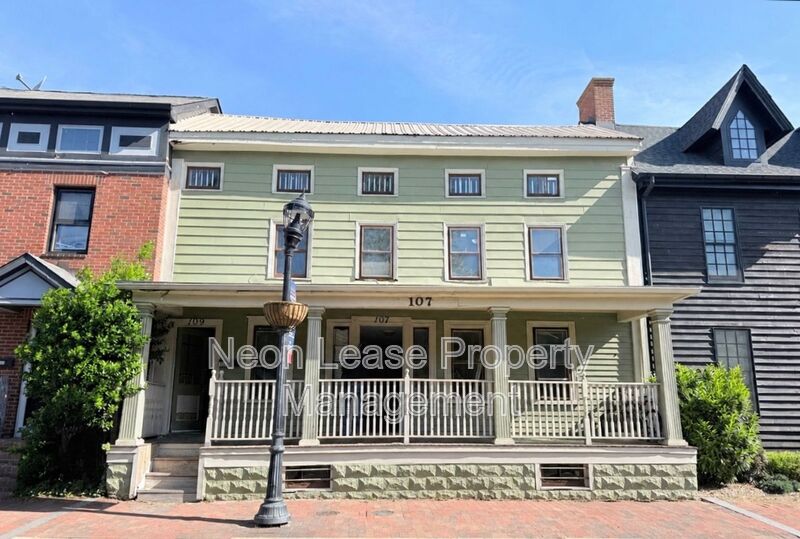 Milford House: 107 NW Front St