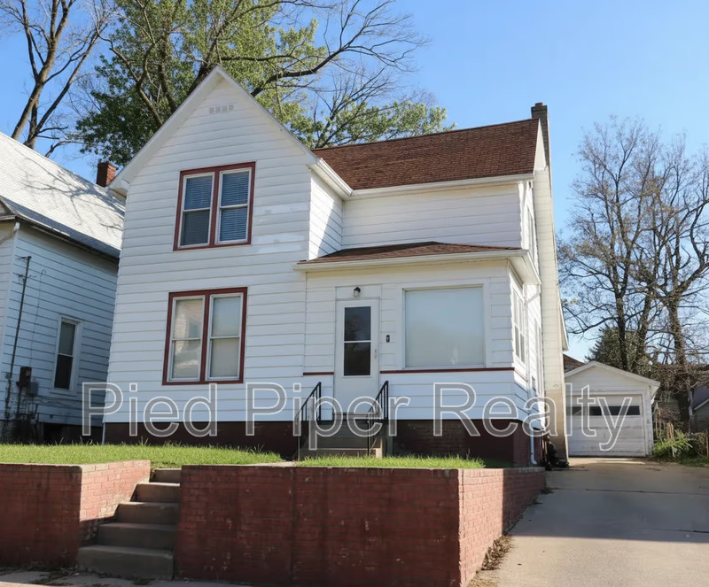 Freeport House: 803 South James Avenue