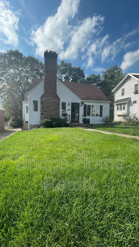 Sharon House: 366 White Ave