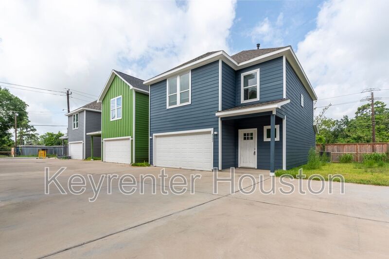 Houston House: 8203 Woodlyn Rd