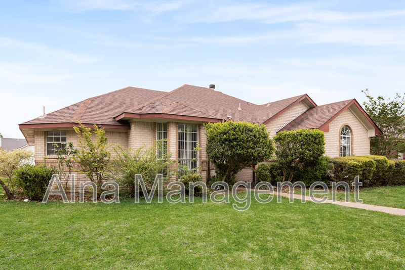 Seagoville House: 1304 Riverview Ln