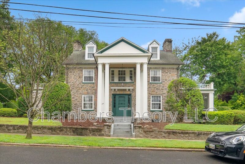 Washington House: 5100 Chevy Chase PKW NW