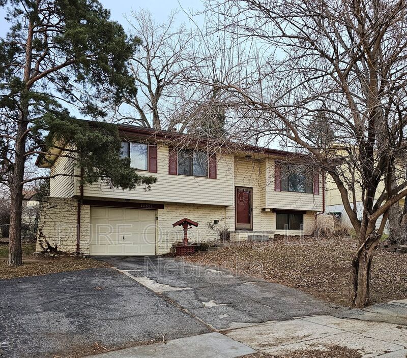 Omaha House: 14028 Madison Cir