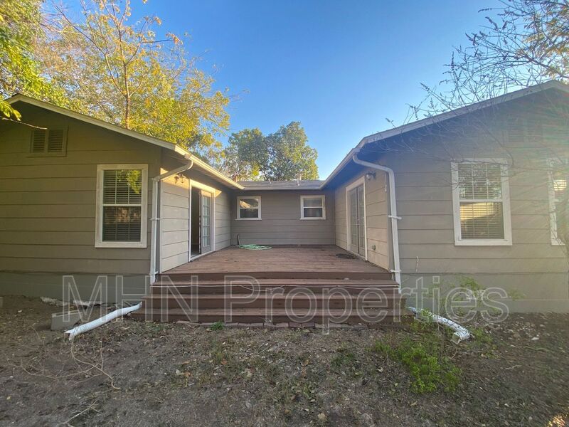 Amazing 3bed/2bath cottage feeling home with HUGE backyard in Alamo Heights school district! - Slider navigation 15