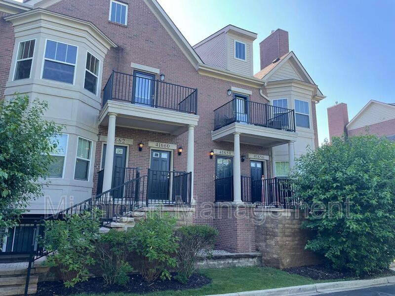 Novi Condo: 41656 Tera Ln