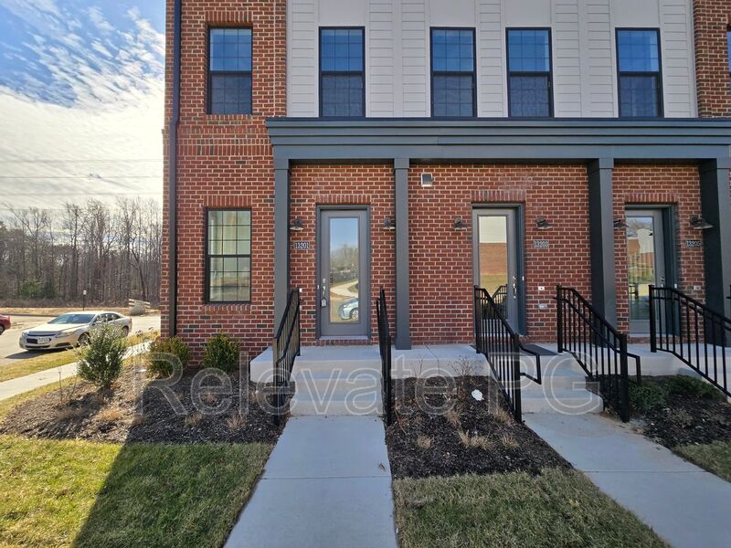 Midlothian House: 13201 Garland Ln