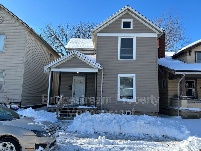 Dayton House: 2034 Stapleton Ct