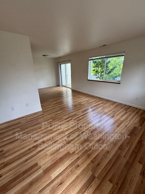 Bellingham House: 3255 Racine St