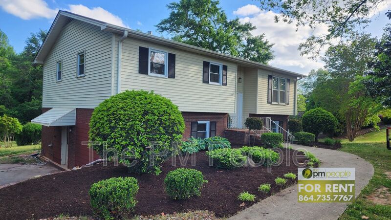 Easley House: 304 Lavonne Ave