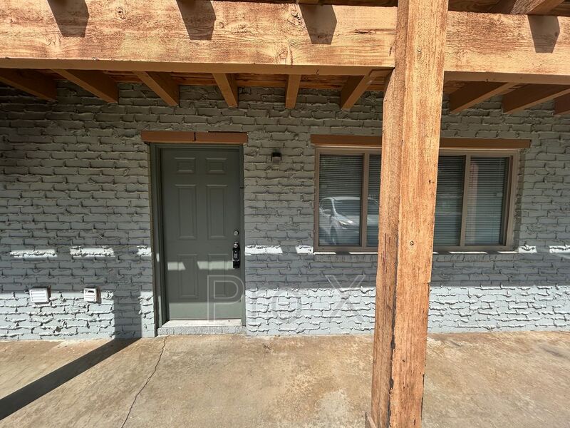 Fayetteville House: 969 W Holly