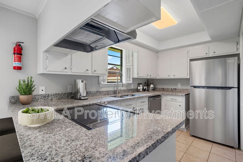 Lake Charles House: 338 Vanessa Ave