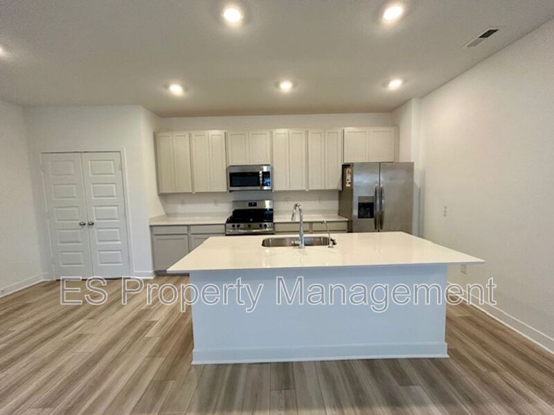 Beautiful new build condo in Westfield - Photo 10