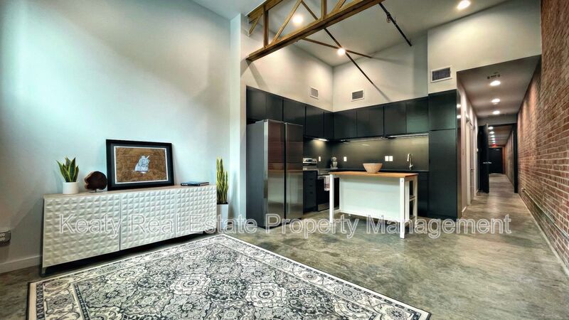 Lafayette House: 136 E Cypress St