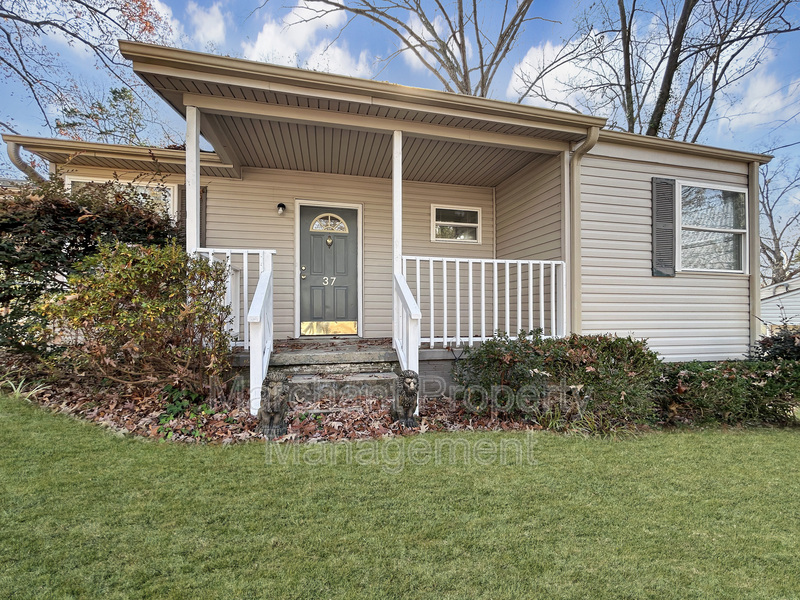 Greenville House: 37 Pacific Avenue