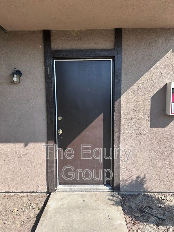 Visalia House: 3545 W Campus Ave-1