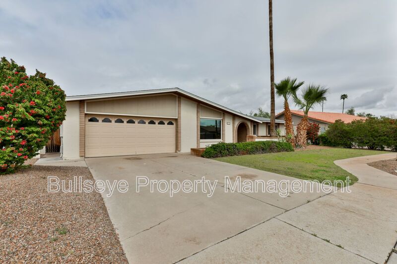 Mesa House: 2334 W Calle Iglesia Ave