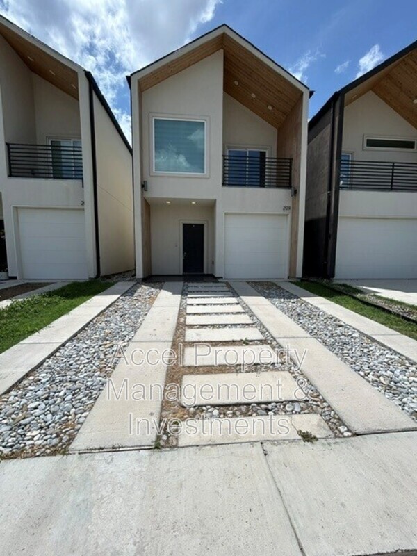 McAllen Townhome: 209 N. 28th St