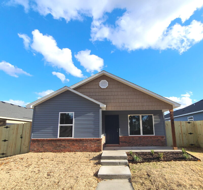 Fayetteville House: 2504 E Illinois Aly