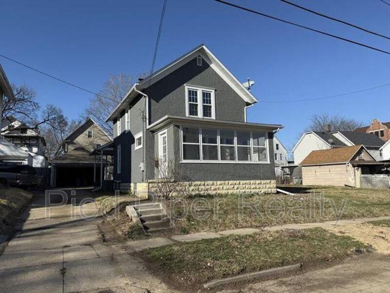 Freeport House: 1015 S Columbia Ave
