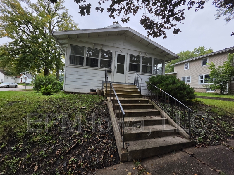 Cedar Falls House: 221 Pearl Street