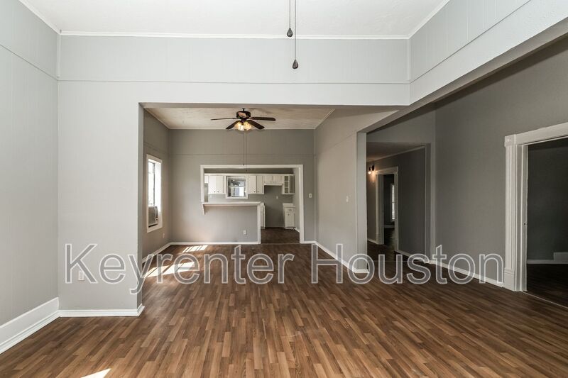 Houston House: 4610 Schroeder Rd