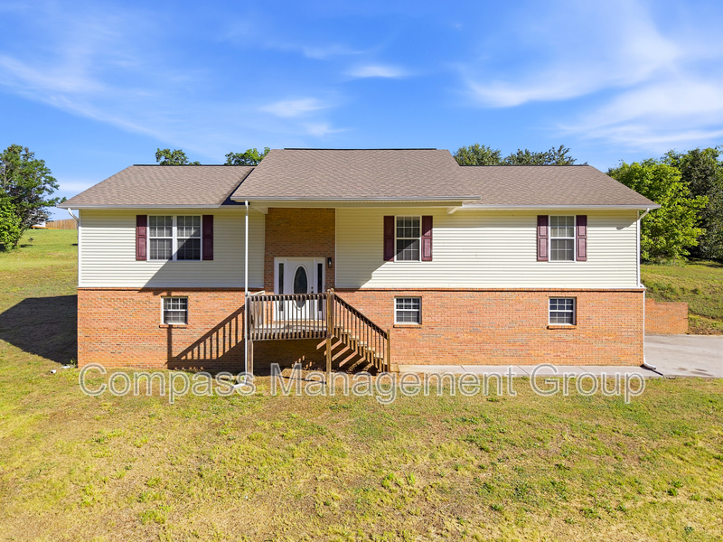 Sevierville House: 1690 River Bend Road