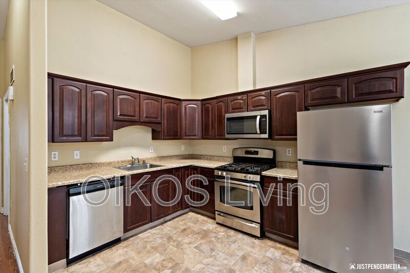 Anchorage House: 2700 Mc Rae Road