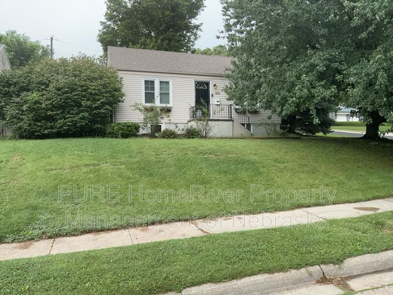Omaha House: 1302 S 51st Ave