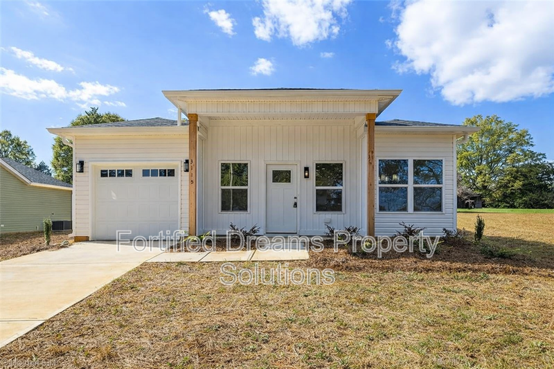 Walkertown House: 3115 Chapel St