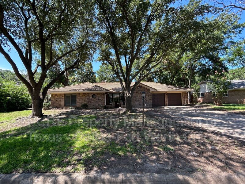Benbrook House: 8913 Sirocka Dr.