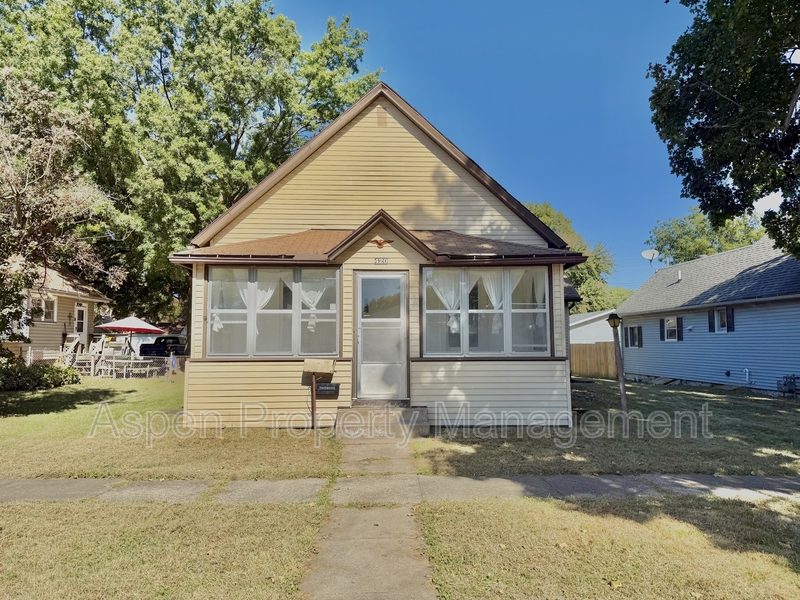 Burlington House: 420 Hedge Avenue