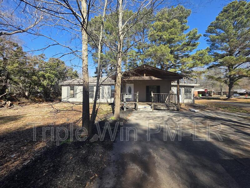 Lonoke House: 202 Rosemary Ln