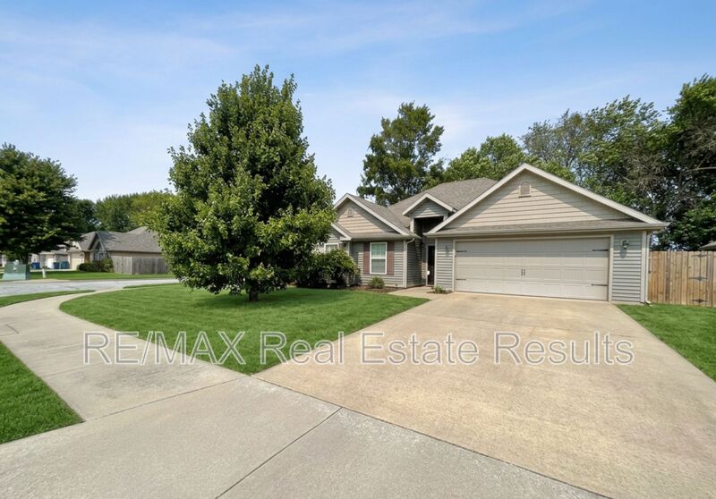 Bentonville House: 2904 SW Wentworth Ave