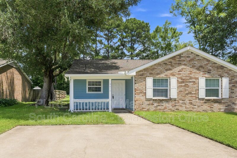 Ladson House: 9610 N Cardinal Dr
