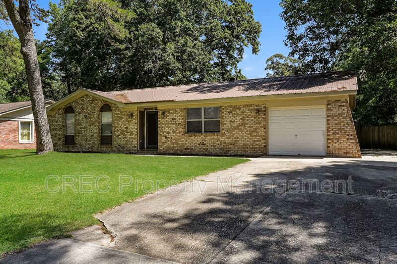 Ladson House: 111 Finch St