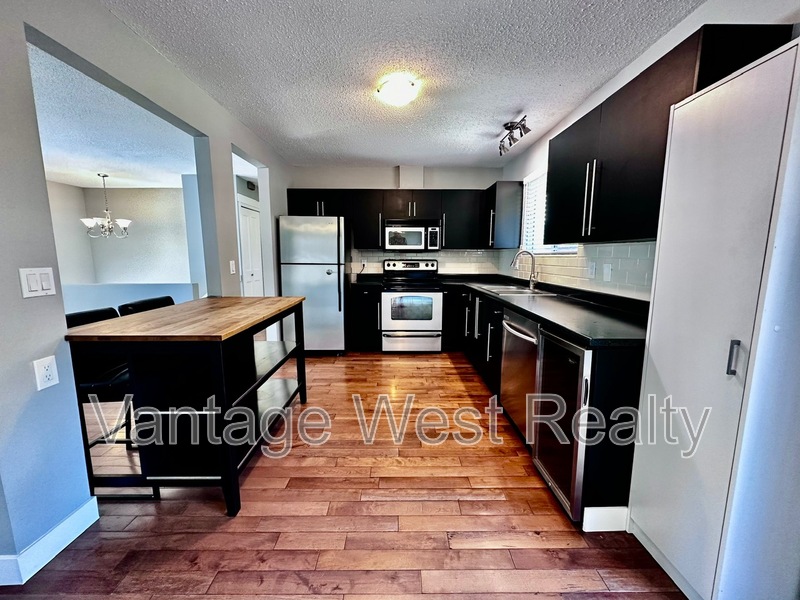 Kelowna House: 1-825 Rutland Rd S