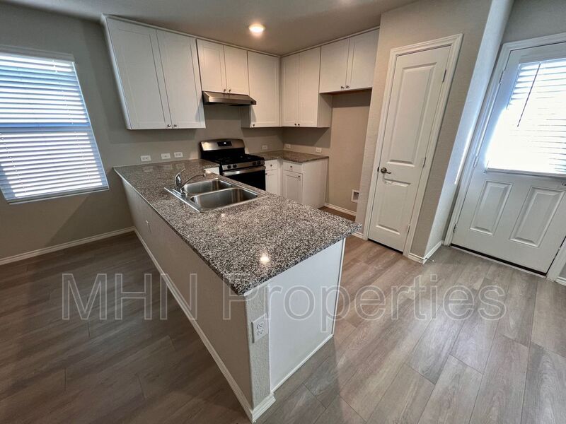 BEAUTIFUL 3 bed/2 Bath Lennar home in prime location! - Photo 8
