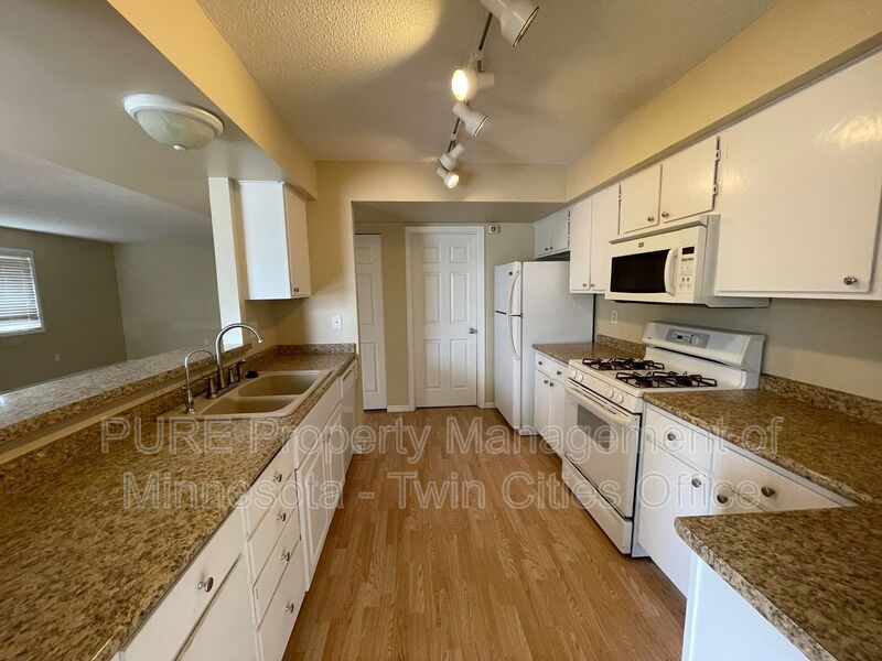 Apple Valley Townhome: 15825 Granada Ave