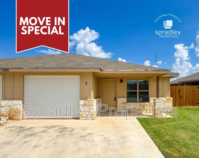 Belton Townhome: 1005B Llano Ct