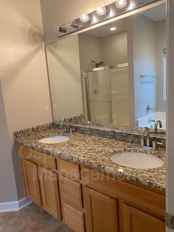 Beautiful 4 Bedroom Single Family Home - Photo 23
