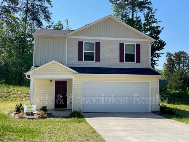 Asheboro House: 1492 Oriole Dr