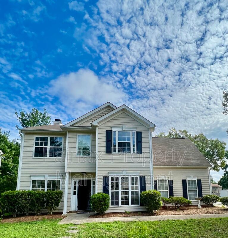 Apex House: 201 Ridge Lake Dr